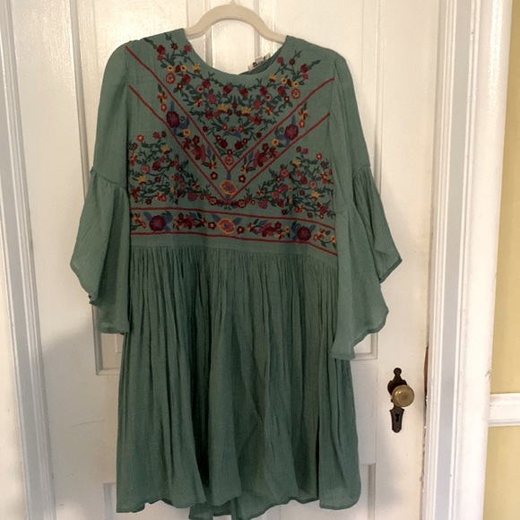 Umgee Dresses & Skirts - Boho flowy pale green embroidered dress. Never worn. Excellent condition. Sz Lg